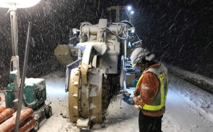 トレンチャーによる積雪状況下の掘削作業